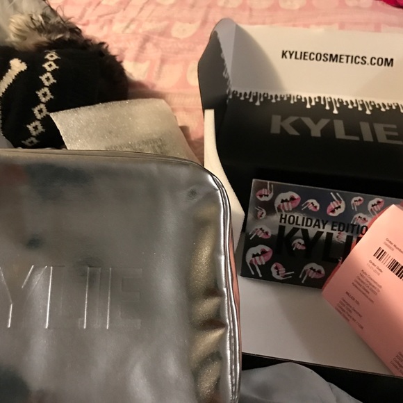 SOLD - Holiday Collection - MakeupBag - Picture 3 of 3