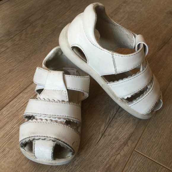 See Kai Run girls first walker shoes. Size 6