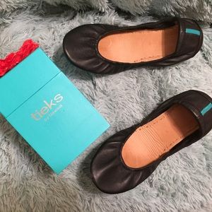 Size 8 Matte black Tieks