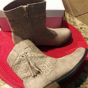 NWT Maggie and Zoe Tassel boots