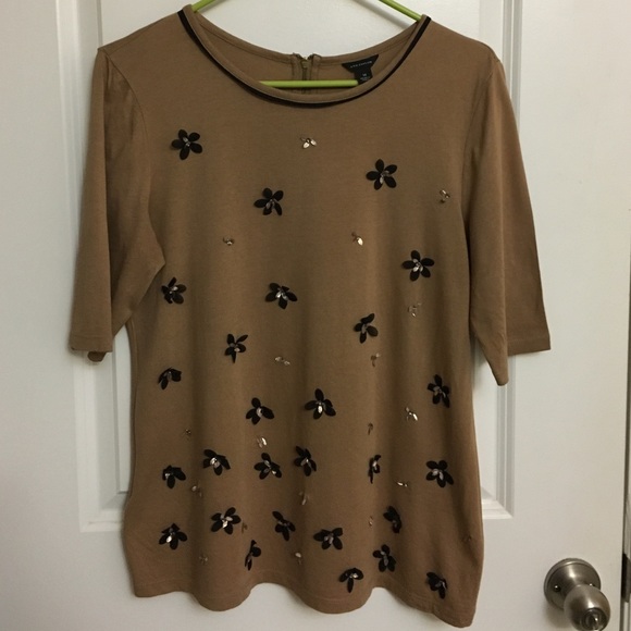 Ann Taylor- Flower Flutter Top