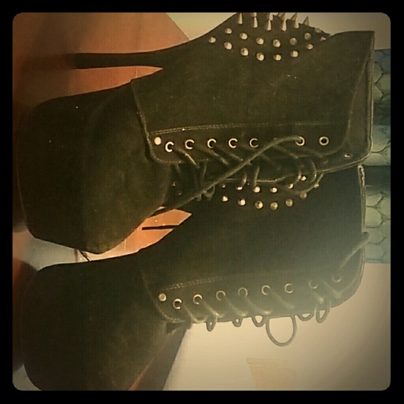 High heel boots