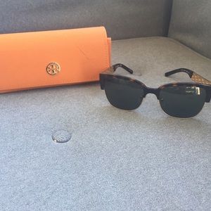 Tory Burch wayfarer sunglasses