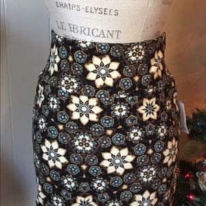 LulaRoe Cassie skirt beautiful print size medium.