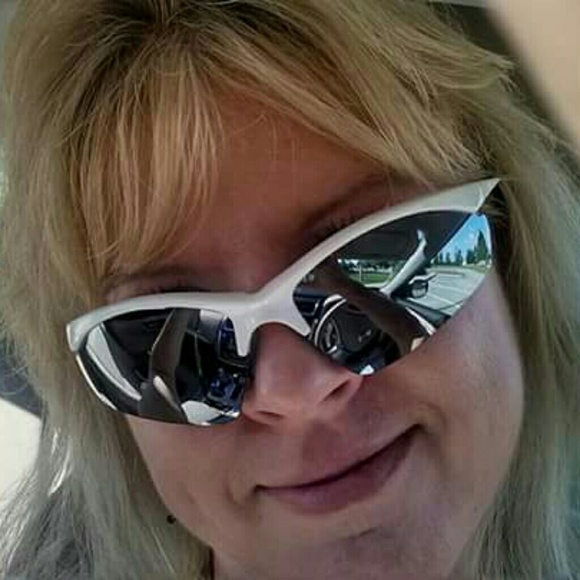 Meet Your Posher, Pam - Picture 5 of 5