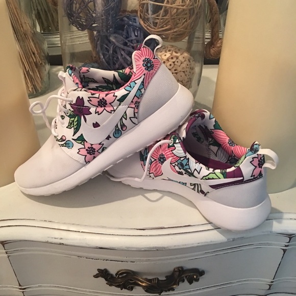 Nike Shoes - Nike Roche
