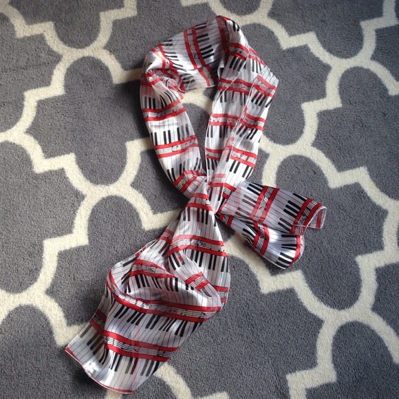 Piano scarf