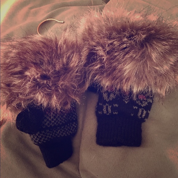 Francesca's Collections Accessories - ⛄️ SALE! NWOT Fingerless Faux Fur Gloves ⛄️️