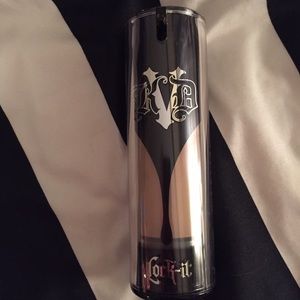 Kat Von D Lock It foundation in Light 48 Neutral