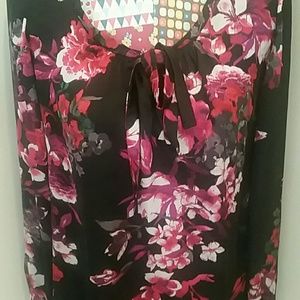 $7 or ☆5items for$25☆Black floral blouse w/ bow
