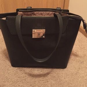 Guess tote