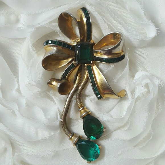 Vintage Christmas Rhinestone Gold-toned Brooch
