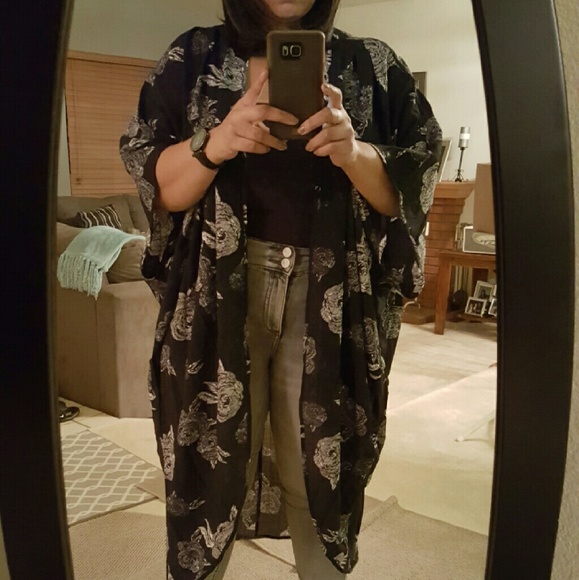 BLACK GRAY FLORAL KIMONO - Picture 3 of 3