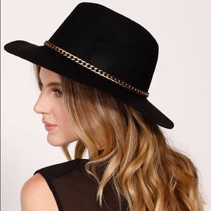 💥Price Reduced💥GoldenTote: blackhat w/gold chain