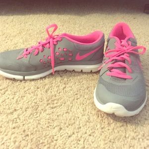 Nike women's tennis shoe