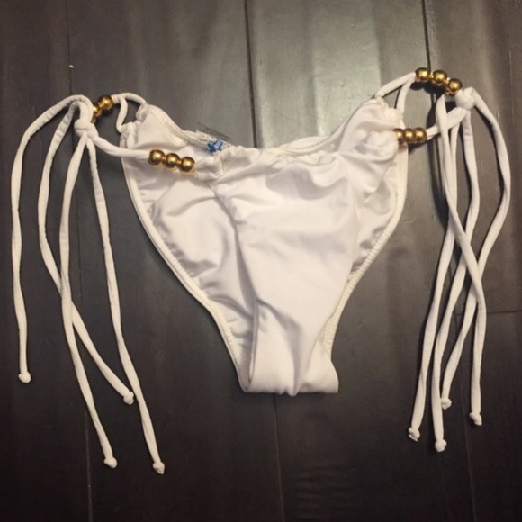 🏖🐰BEACH BUNNY🐰💯white scrunch bottoms
