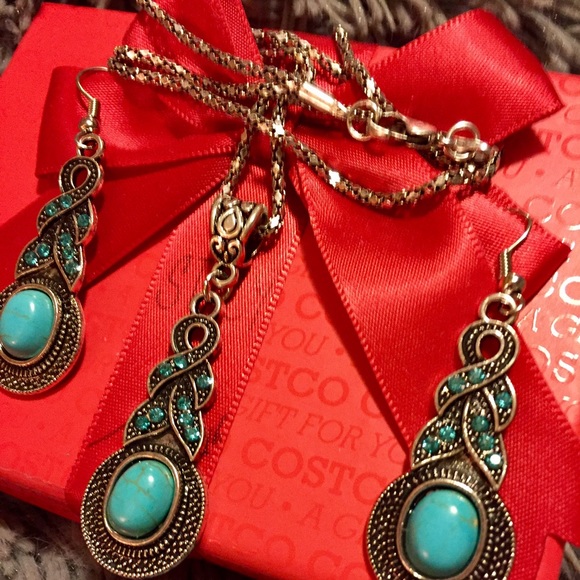 Turquoise Pendant necklace with matching earrings - Picture 1 of 2