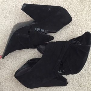 Black zipper heals