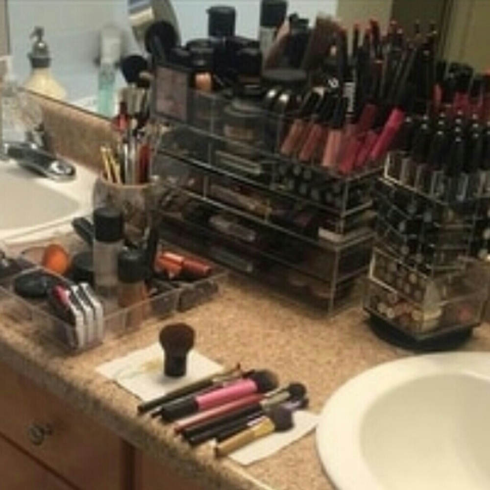 Makeup storage - Picture 2 of 2