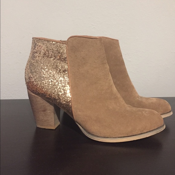 Wanted Boot, Tan w/ Gold glitter accent, Size 8