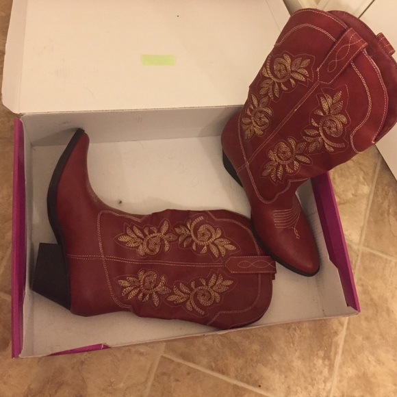 24HR SALE! NEW WT & box ❤️RED COWGIRL BOOTS SIZE7