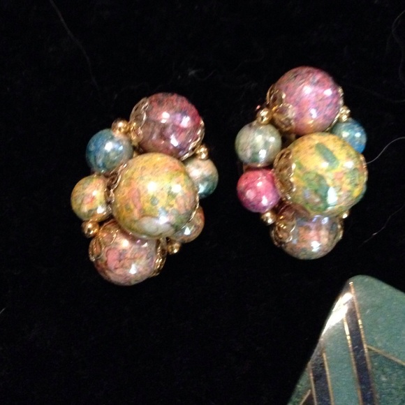 Vintage clip on earrings! - Picture 2 of 4