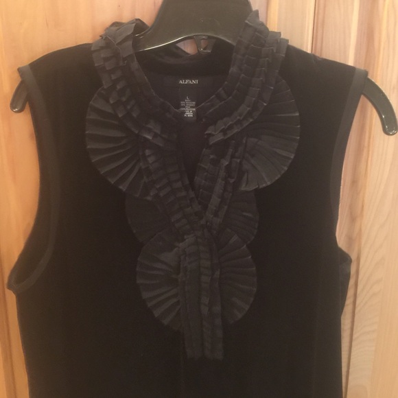 Beautiful sleeveless Alfani size large velour top.