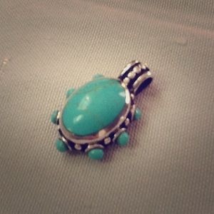 Turquoise & sterling silver pendant. 1 inch long