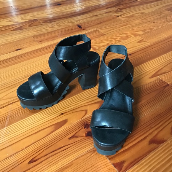 Soles cross black platform sandal