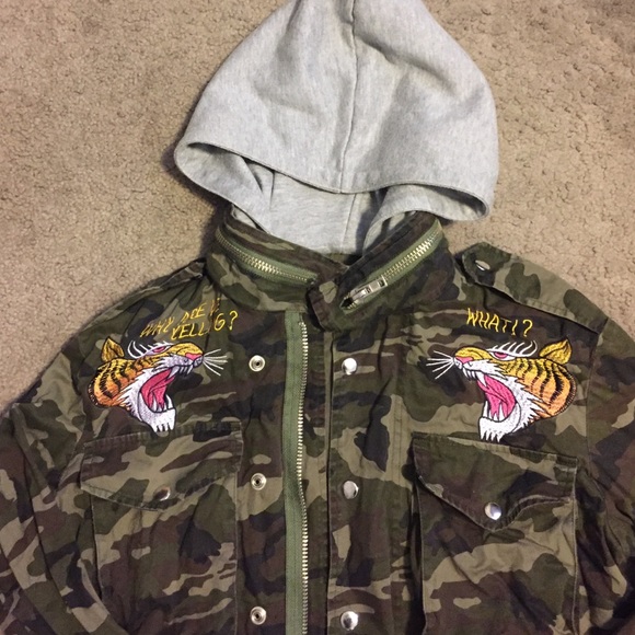 UNIF Cropped Camo Military Style Bomber Jacket XS
