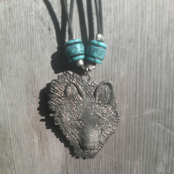 Wolf necklace NWOT