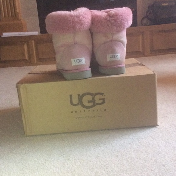 Used Light Pink UGGS! US SIZE 9