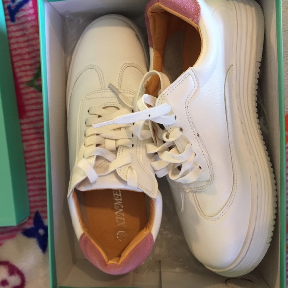 NWT **White platform creeper sneaker tuk