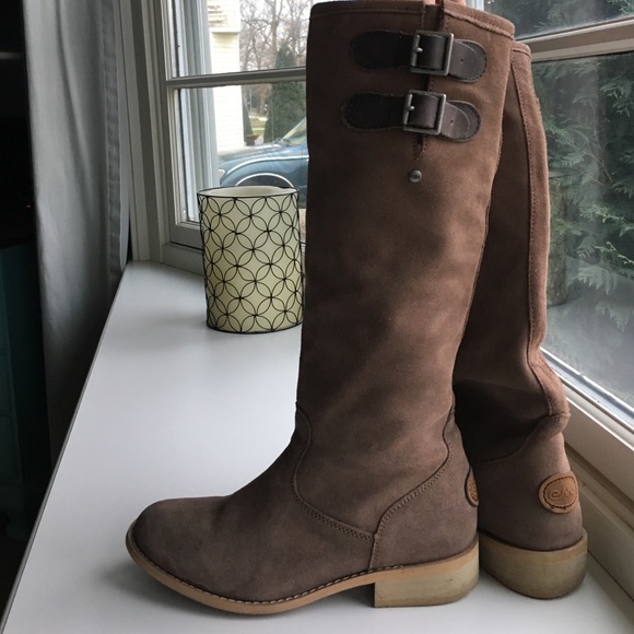 EMU boots