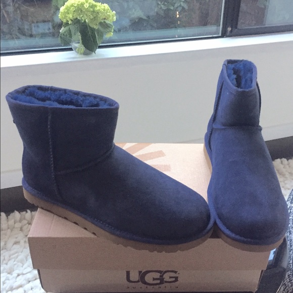 UGG Classic Mini New, SZ 9 - NWT (no trades)