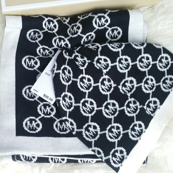 🌟LAST DAY LISTED🌟-Michael Kors BOXE set - Picture 2 of 3