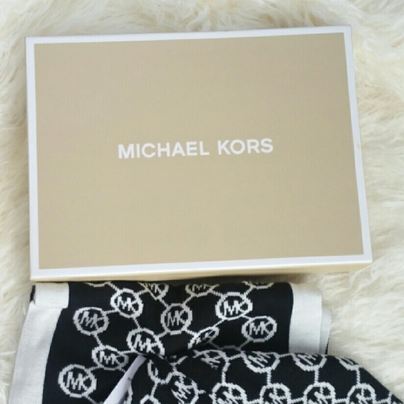 🌟LAST DAY LISTED🌟-Michael Kors BOXE set - Picture 3 of 3
