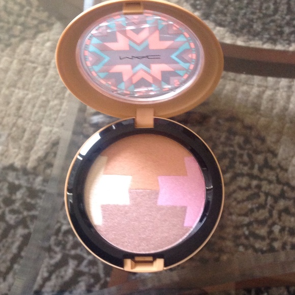 🔥SALE🔥NEW! MAC "DUNES AT DUSK" GLEAMTONES POWDER - Picture 2 of 3