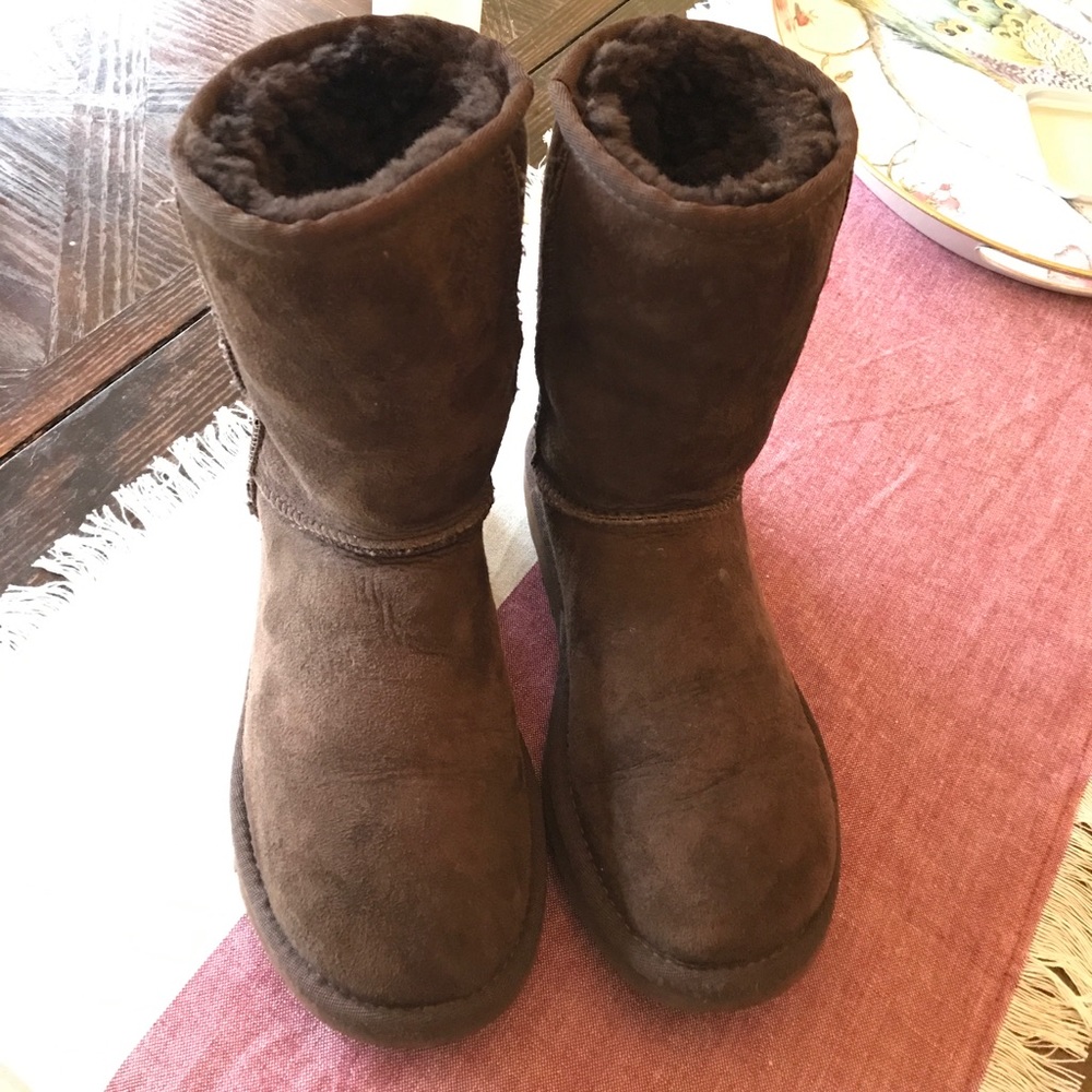 Classic Short Chocolate Uggs  Women's size 5 EUC