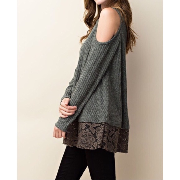 ❗️LAST❗️Cold shoulder top with lace panels - Picture 3 of 4