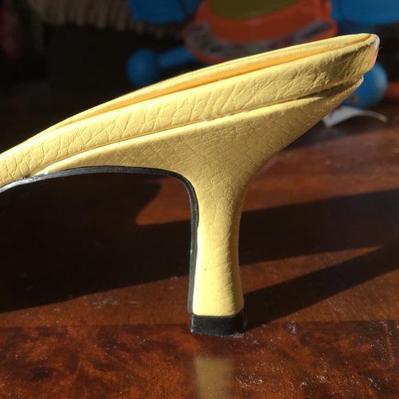 Yellow low heeled sandals - Picture 3 of 3