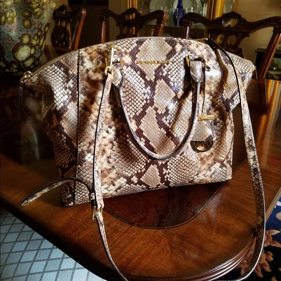 Michael Kors purse with lots of inside pockets