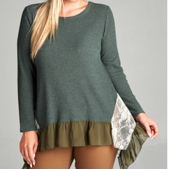 ✨LAST ONE✨PLUS Caroline Top - Picture 2 of 4