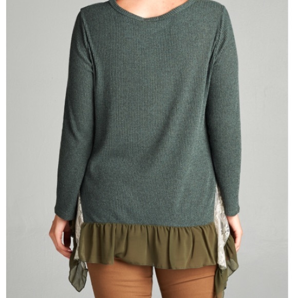 ✨LAST ONE✨PLUS Caroline Top - Picture 3 of 4