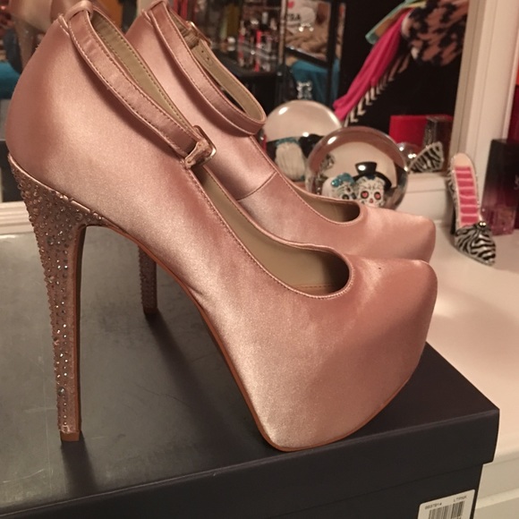 Pump heels with rhinestones