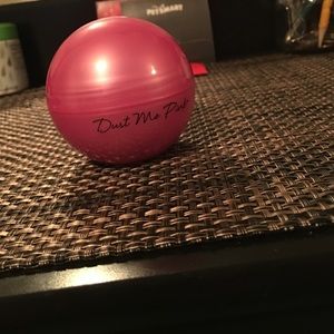 Kissable body powder