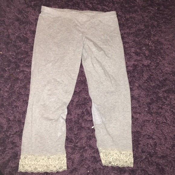 Down to the knee grey leggings!