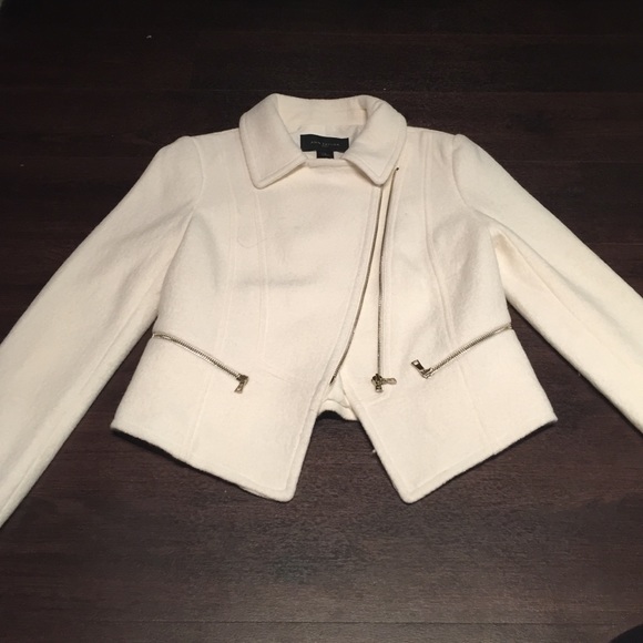 Adorable white zip-up, crop blazer!