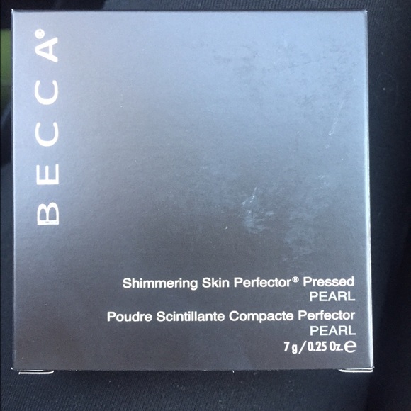 Becca pressed highlighter in Pearl