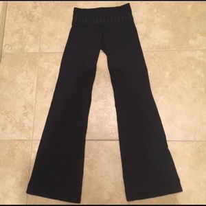 Black lulu lemon groove pant
